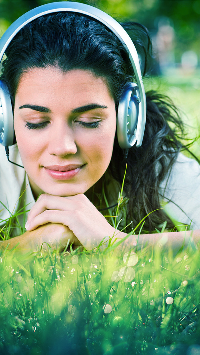 Бесплатные песни без интернета слушать. Девушка слушает. Девушка в наушниках. Музыкальная фотосессия. Прослушивание музыки.
